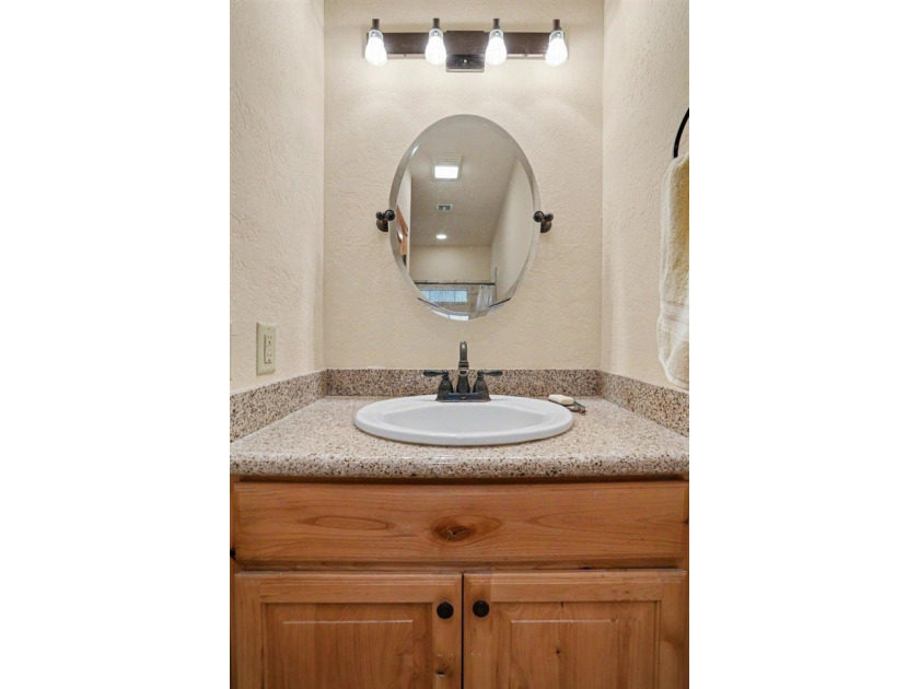 Beautiful home in Medicine Park's Granite Ridge Addition. This 3 - photo 25