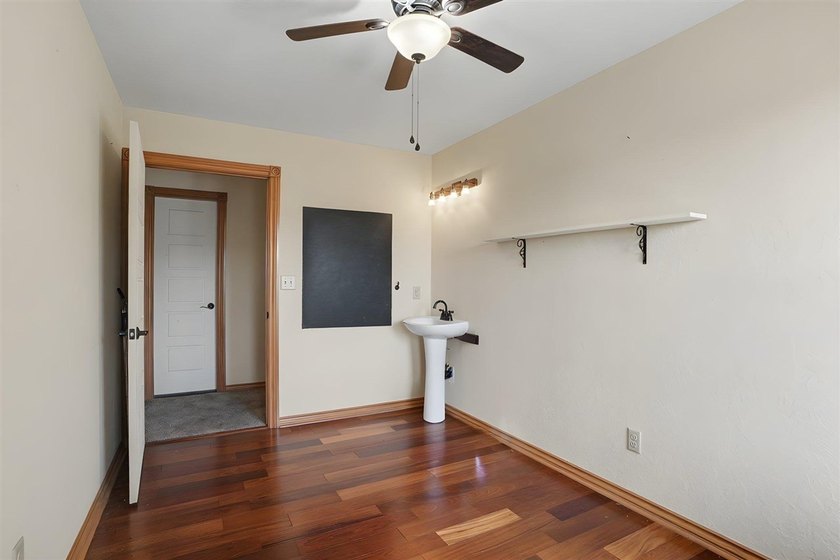 Beautiful home in Medicine Park's Granite Ridge Addition. This 3 - photo 32
