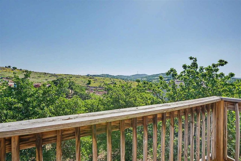 Beautiful home in Medicine Park's Granite Ridge Addition. This 3 - photo 40