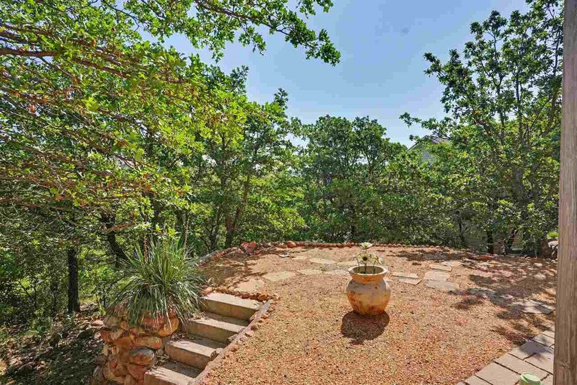 Beautiful home in Medicine Park's Granite Ridge Addition. This 3 - photo 43