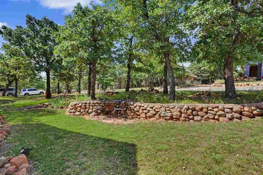 Beautiful home in Medicine Park's Granite Ridge Addition. This 3 - photo 45
