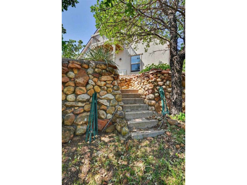 Beautiful home in Medicine Park's Granite Ridge Addition. This 3 - photo 46