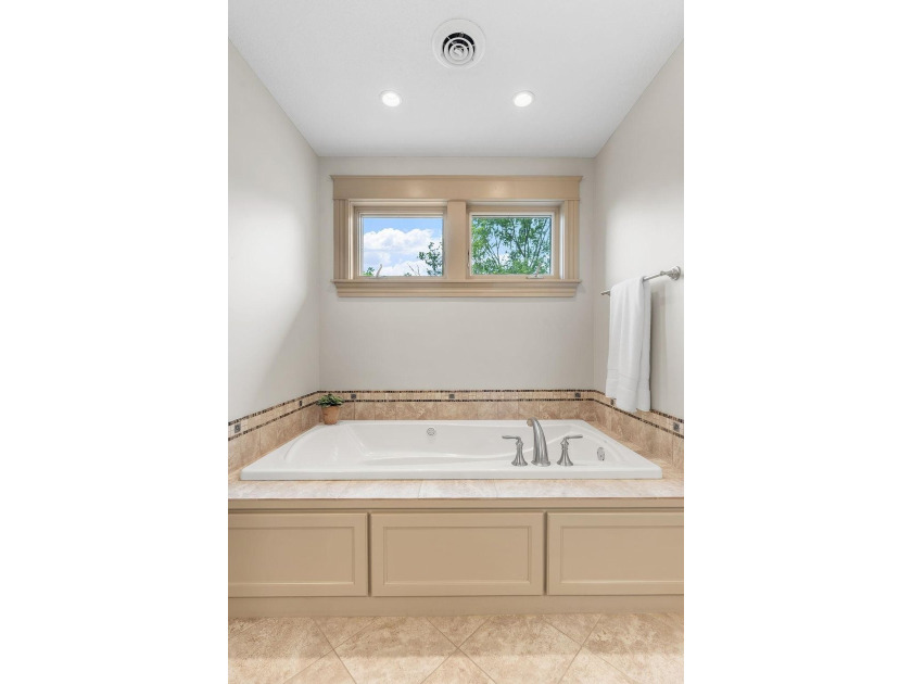 Welcome to 710 Shadyview Lane. Built by Pillar Homes, this - photo 38