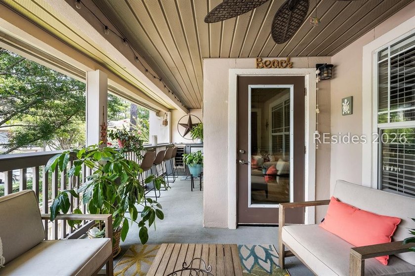 Beautiful and completely renovated, this stylish 1-bedroom villa - photo 17
