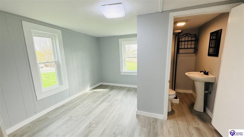 Charming and move-in ready, this 728 sq ft home is conveniently - photo 11