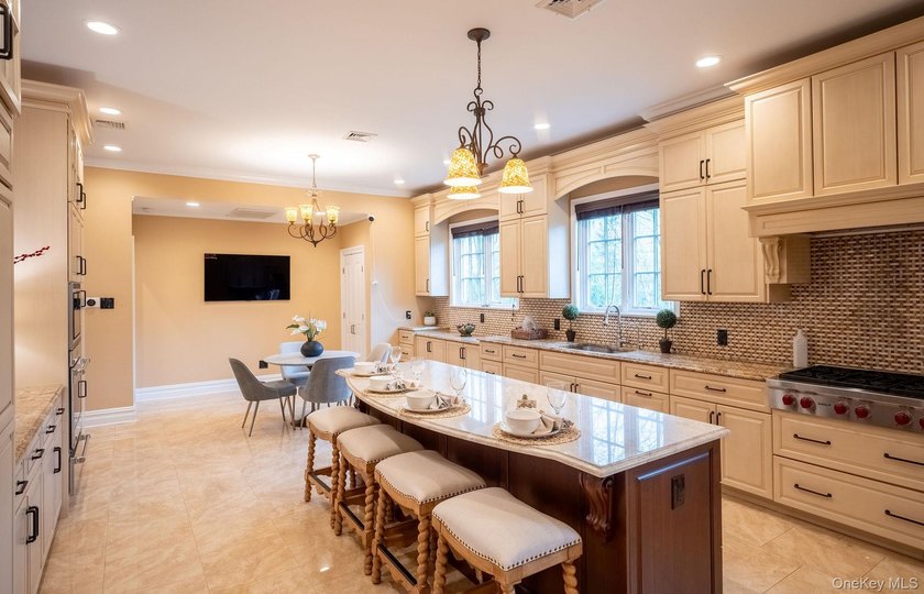 Gorgeous Colonial Style Home Nestled In A Secure And Exclusive - photo 13