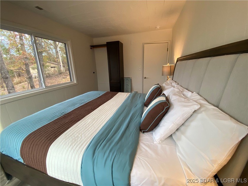 Great location for this adorable home. Home has 5 bedrooms and 5 - photo 15