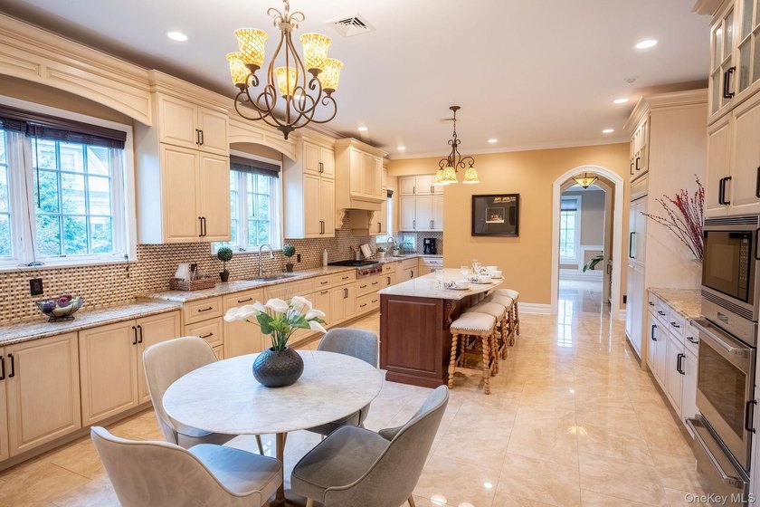 Gorgeous Colonial Style Home Nestled In A Secure And Exclusive - photo 15