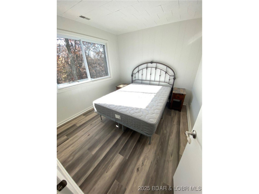 Great location for this adorable home. Home has 5 bedrooms and 5 - photo 16