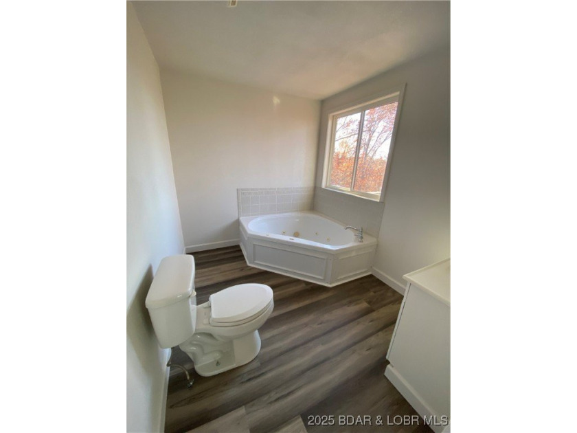 Great location for this adorable home. Home has 5 bedrooms and 5 - photo 17