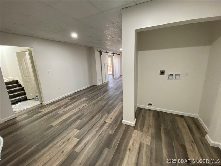 Great location for this adorable home. Home has 5 bedrooms and 5 - photo 20