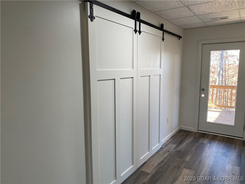 Great location for this adorable home. Home has 5 bedrooms and 5 - photo 22