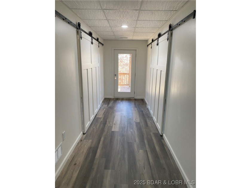 Great location for this adorable home. Home has 5 bedrooms and 5 - photo 23