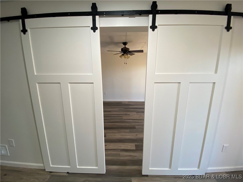 Great location for this adorable home. Home has 5 bedrooms and 5 - photo 25