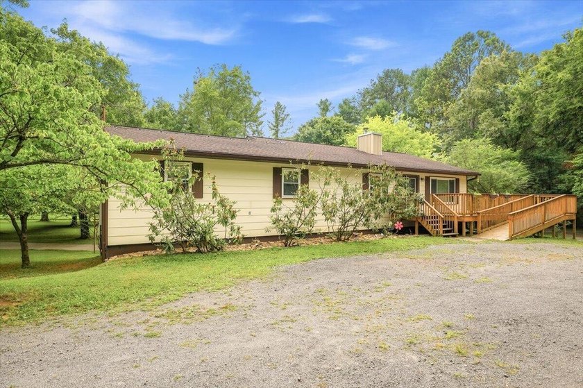 Escape to the peace and privacy of country living with this - photo 3