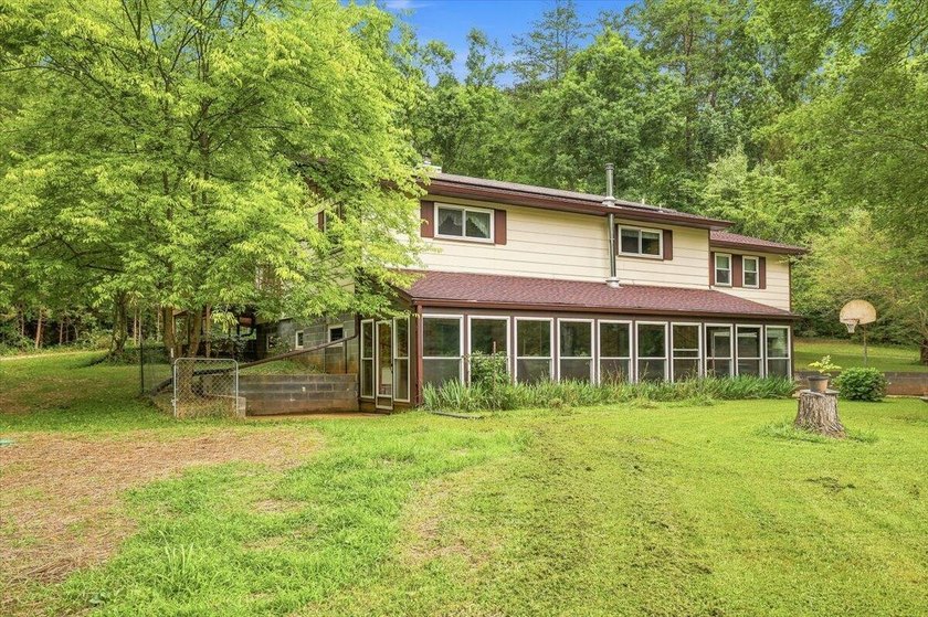 Escape to the peace and privacy of country living with this - photo 5