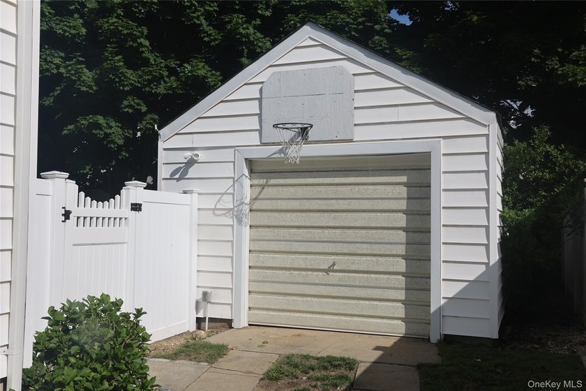 Come look at this incredibly maintained bungalow centrally - photo 3