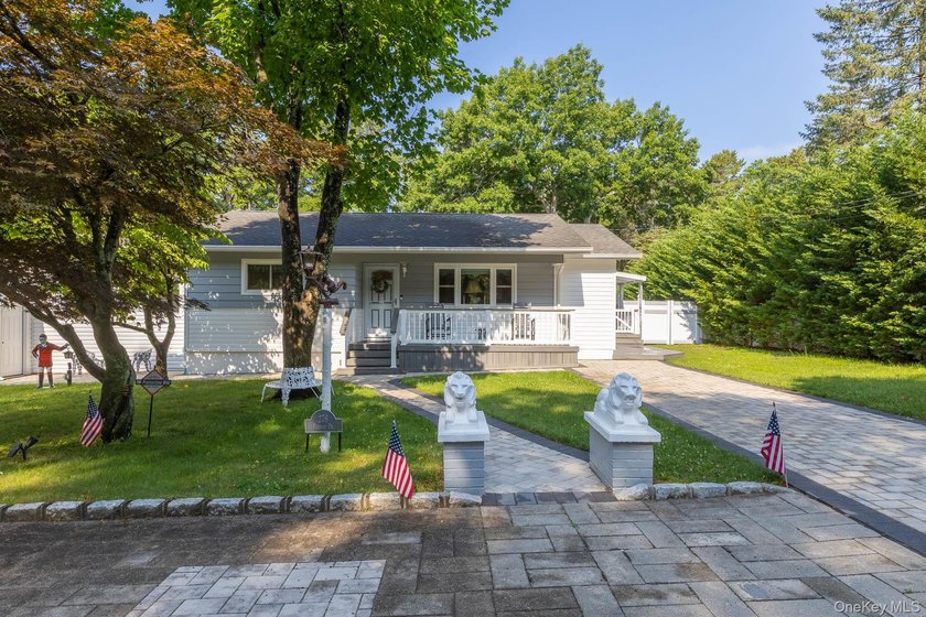 Welcome to 276 Parkway Drive in the Peconic River Park community - photo 3
