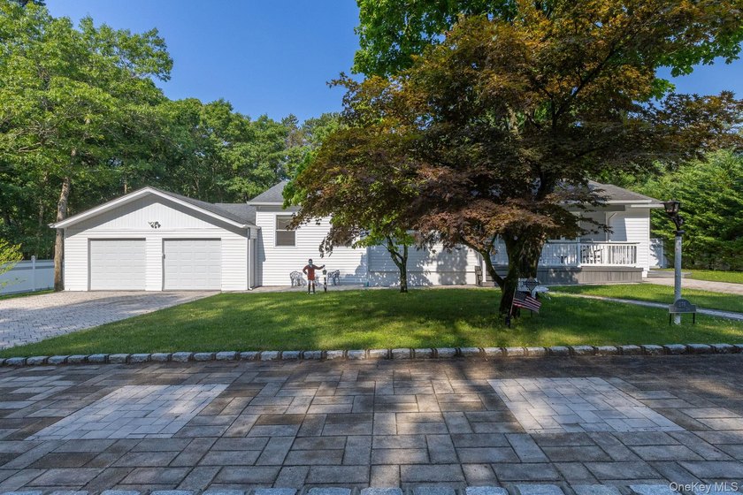 Welcome to 276 Parkway Drive in the Peconic River Park community - photo 4