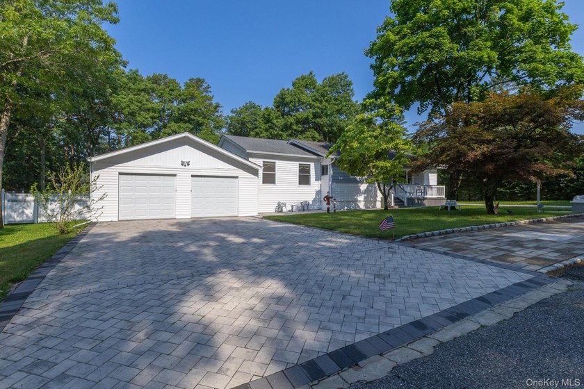 Welcome to 276 Parkway Drive in the Peconic River Park community - photo 5