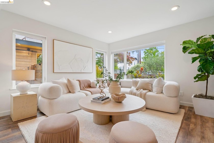 New Listing! Exceptional Glenview Traditional with a - photo 11