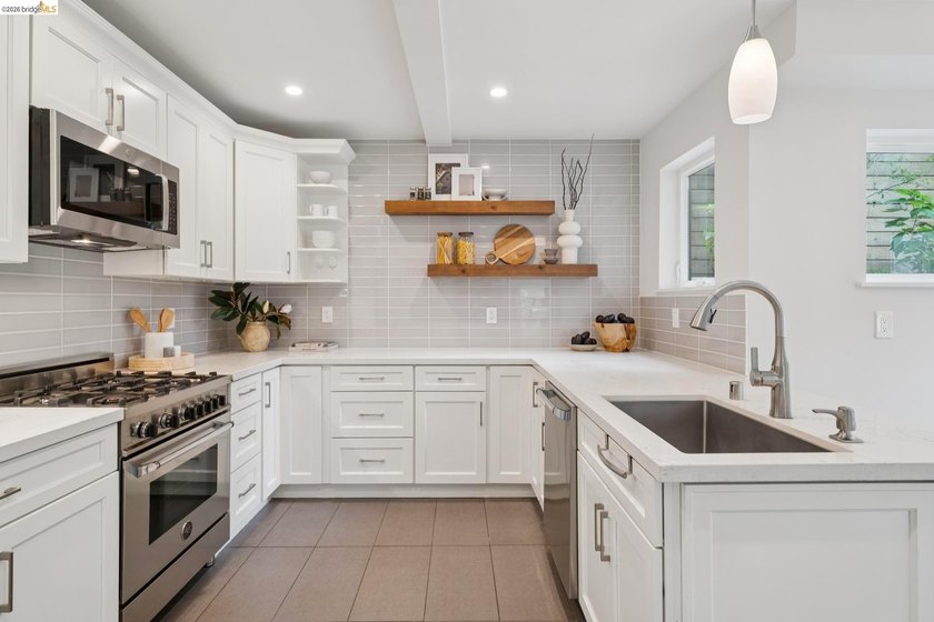 New Listing! Exceptional Glenview Traditional with a - photo 16