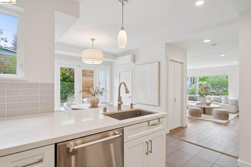 New Listing! Exceptional Glenview Traditional with a - photo 20