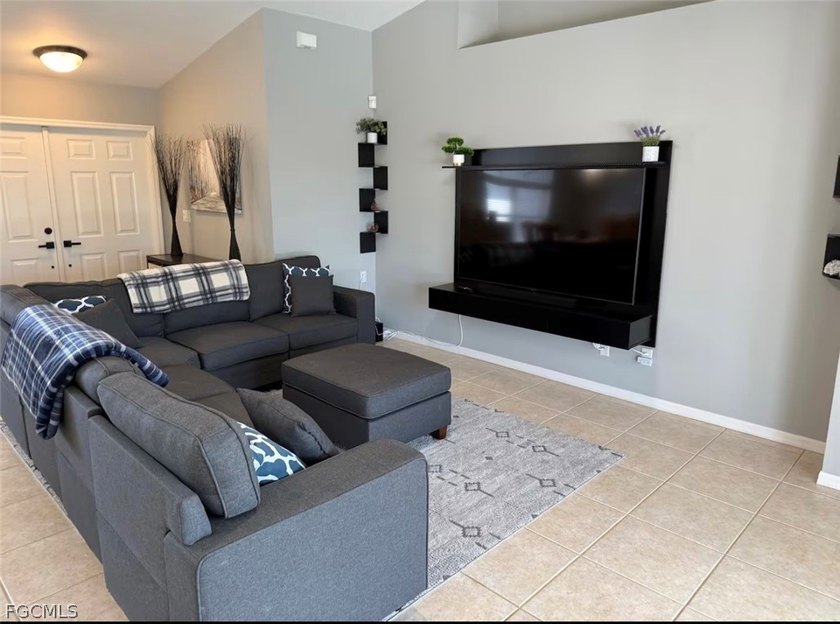 Beautiful 3 Bedroom / 2 Bathroom Pool Home in Cape Coral - Great - photo 4