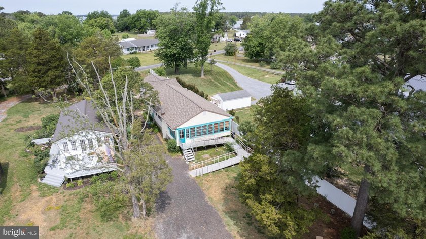 Exceptional waterfront opportunity with gorgeous water views - photo 3