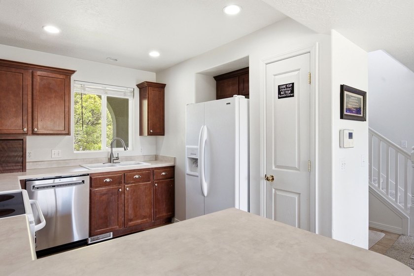 Welcome to this beautiful 3-bedroom, 2.5-bath home tucked away - photo 12