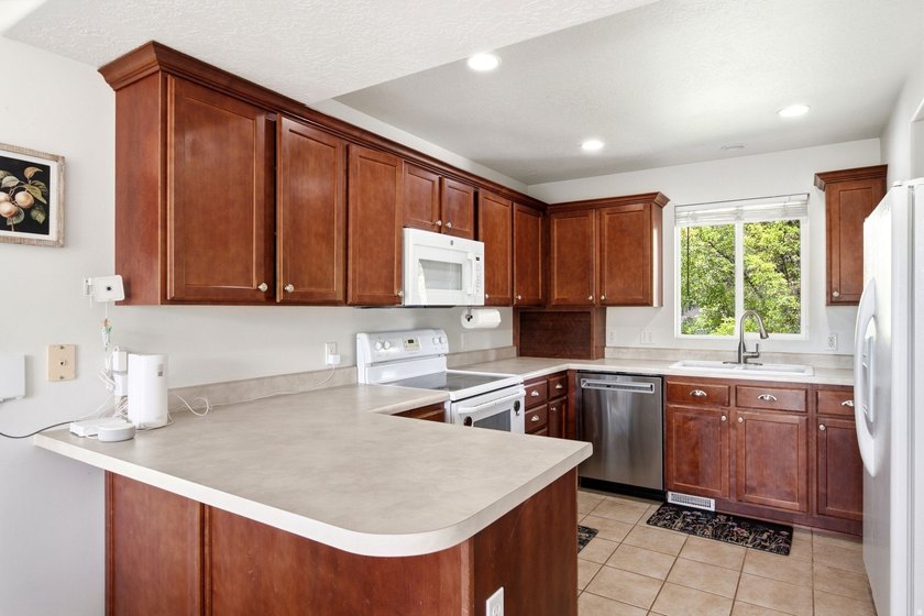 Welcome to this beautiful 3-bedroom, 2.5-bath home tucked away - photo 13