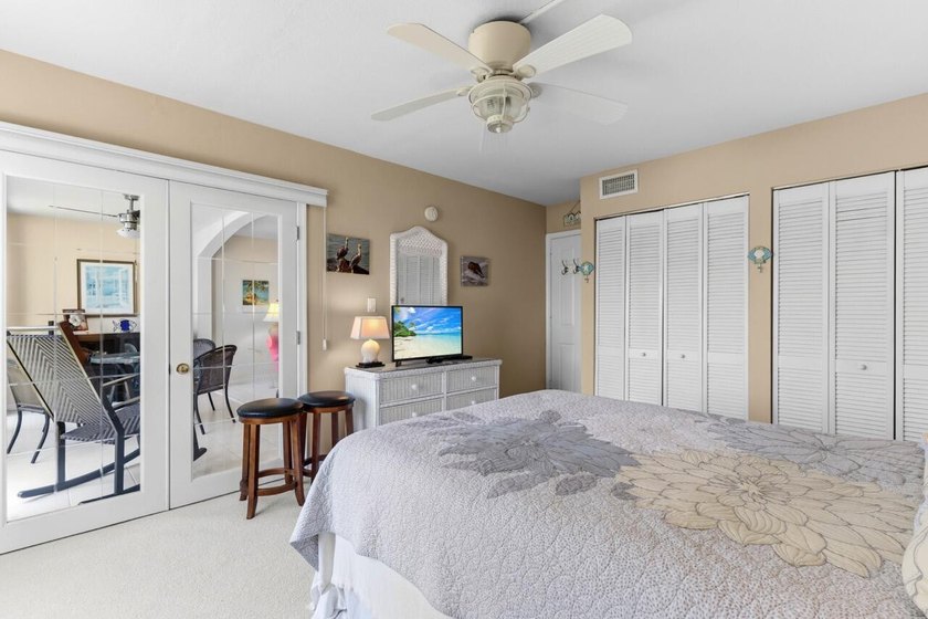 Bright and spacious 2 bedroom 2 bath condo located in the beach - photo 17
