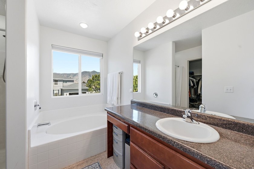 Welcome to this beautiful 3-bedroom, 2.5-bath home tucked away - photo 21