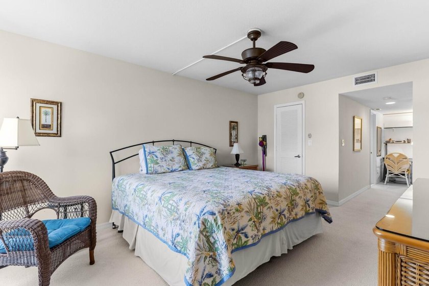 Bright and spacious 2 bedroom 2 bath condo located in the beach - photo 22