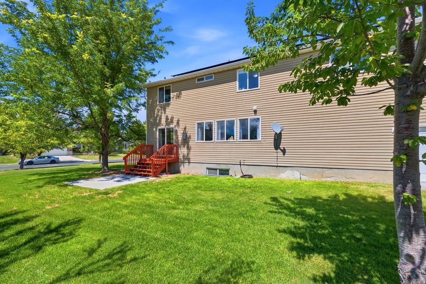 Welcome to this beautiful 3-bedroom, 2.5-bath home tucked away - photo 30
