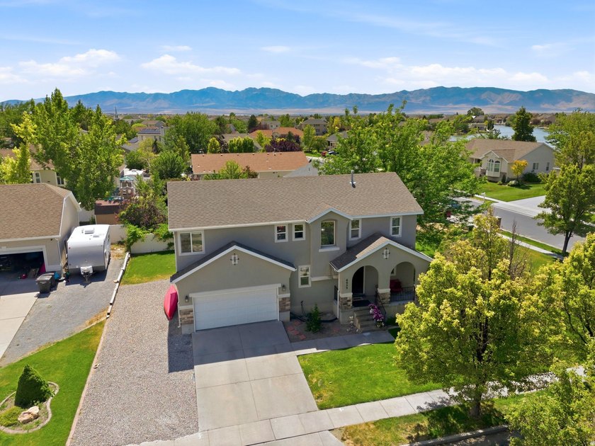 Welcome to this beautiful 3-bedroom, 2.5-bath home tucked away - photo 32