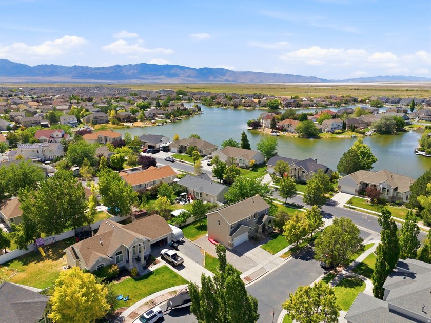 Welcome to this beautiful 3-bedroom, 2.5-bath home tucked away - photo 33