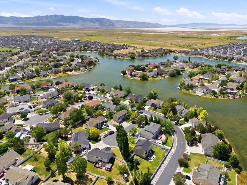 Welcome to this beautiful 3-bedroom, 2.5-bath home tucked away - photo 36