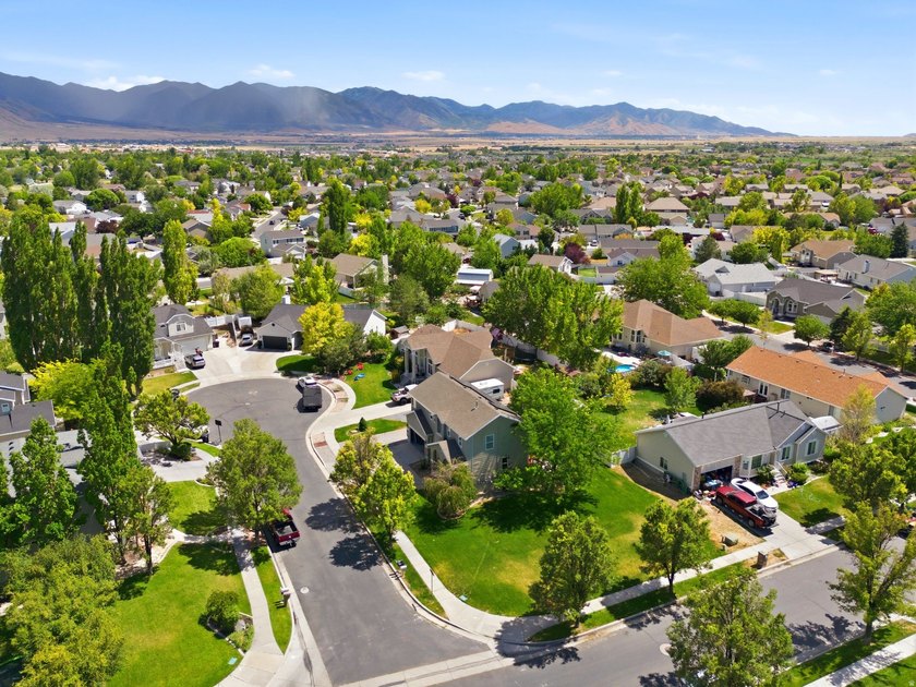 Welcome to this beautiful 3-bedroom, 2.5-bath home tucked away - photo 38