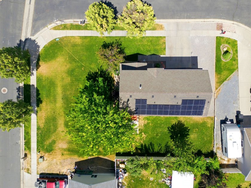 Welcome to this beautiful 3-bedroom, 2.5-bath home tucked away - photo 40