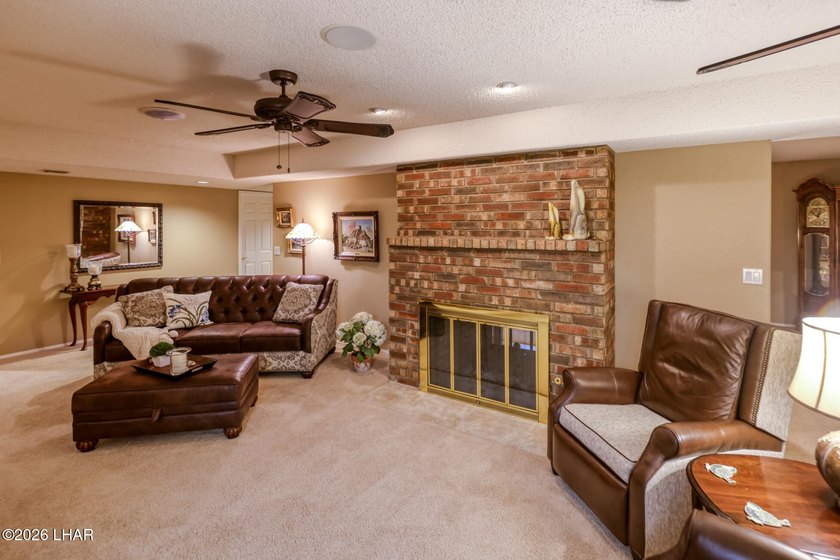 ONE OWNER CUSTOM HOME!!!! Absolutely mint condition and upgraded - photo 11