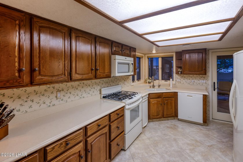 ONE OWNER CUSTOM HOME!!!! Absolutely mint condition and upgraded - photo 16