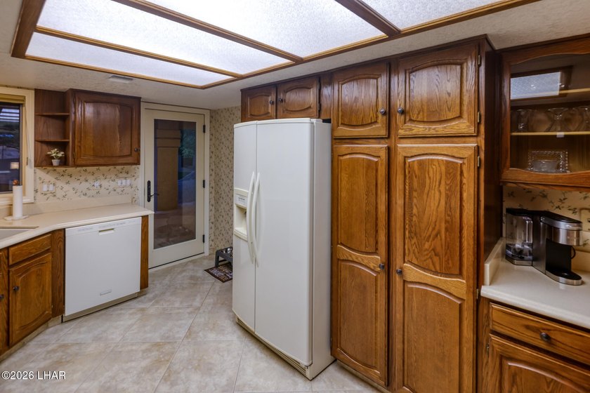 ONE OWNER CUSTOM HOME!!!! Absolutely mint condition and upgraded - photo 17
