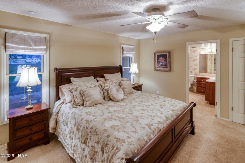 ONE OWNER CUSTOM HOME!!!! Absolutely mint condition and upgraded - photo 21