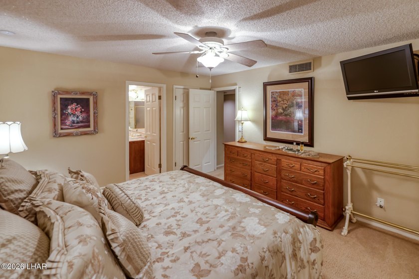 ONE OWNER CUSTOM HOME!!!! Absolutely mint condition and upgraded - photo 22
