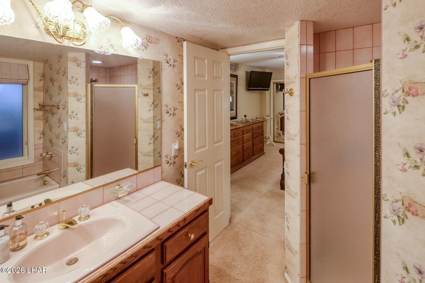 ONE OWNER CUSTOM HOME!!!! Absolutely mint condition and upgraded - photo 24