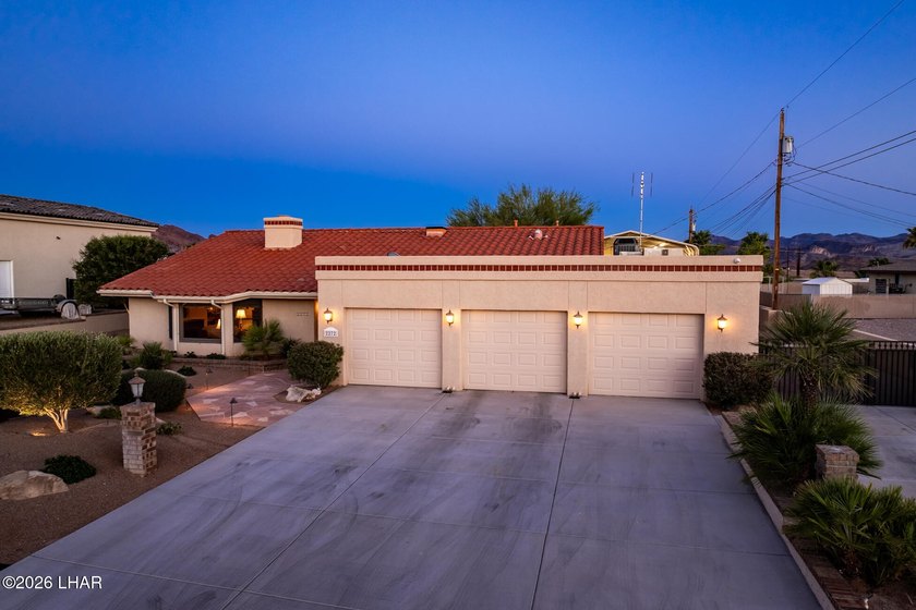 ONE OWNER CUSTOM HOME!!!! Absolutely mint condition and upgraded - photo 37