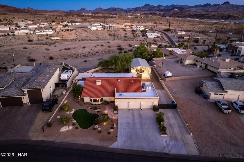ONE OWNER CUSTOM HOME!!!! Absolutely mint condition and upgraded - photo 38