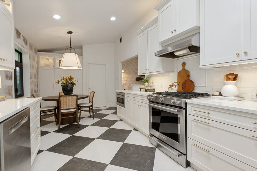 Nestled in the heart of highly sought-after Canyon Creek and - photo 12