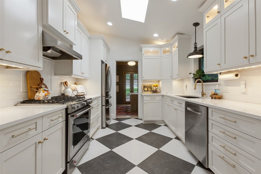 Nestled in the heart of highly sought-after Canyon Creek and - photo 13